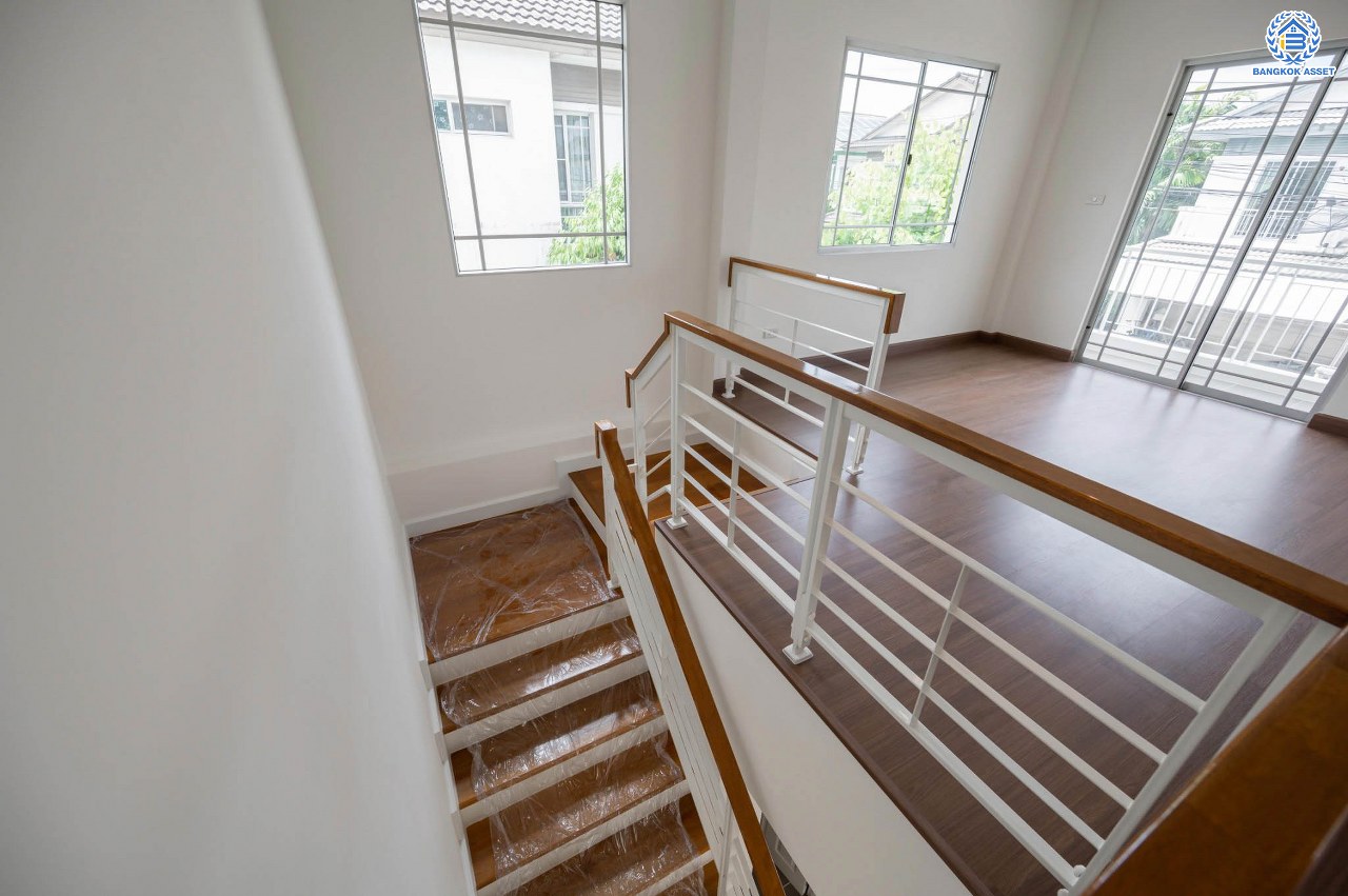 บ้านมือสองตกแต่งใหม่ แบรนด์สุดหรู L&H โครงการ มัณฑนา แจ้งวัฒนะ-ราชพฤกษ์ เนื้อที่ 57.9 ตร.ว. ฟังก์ชัน 3 ห้องนอน 3 ห้องน้ำ จอดรถได้ 2 คัน ทำเลเดินทางเข้า-ออกเมืองสะดวก เชื่อมต่อถนนชัยพฤกษ์แจ้งวัฒนะ ถนนราชพฤกษ์ ใกล้รถไฟฟ้าสายสีชมพู "สถานีปากเกร็ด" ใกล้ "โรบินสันไลฟ์สไตล์"